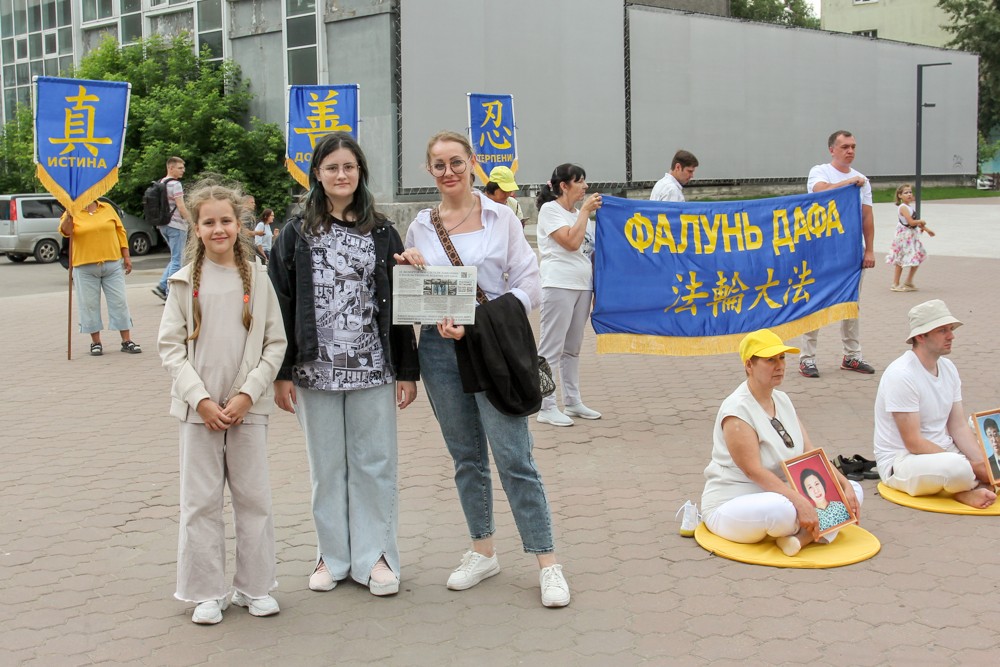 图5:伊琳娜·萨维耶娃和女儿们明白真相后,同情和支持学员反迫害。
