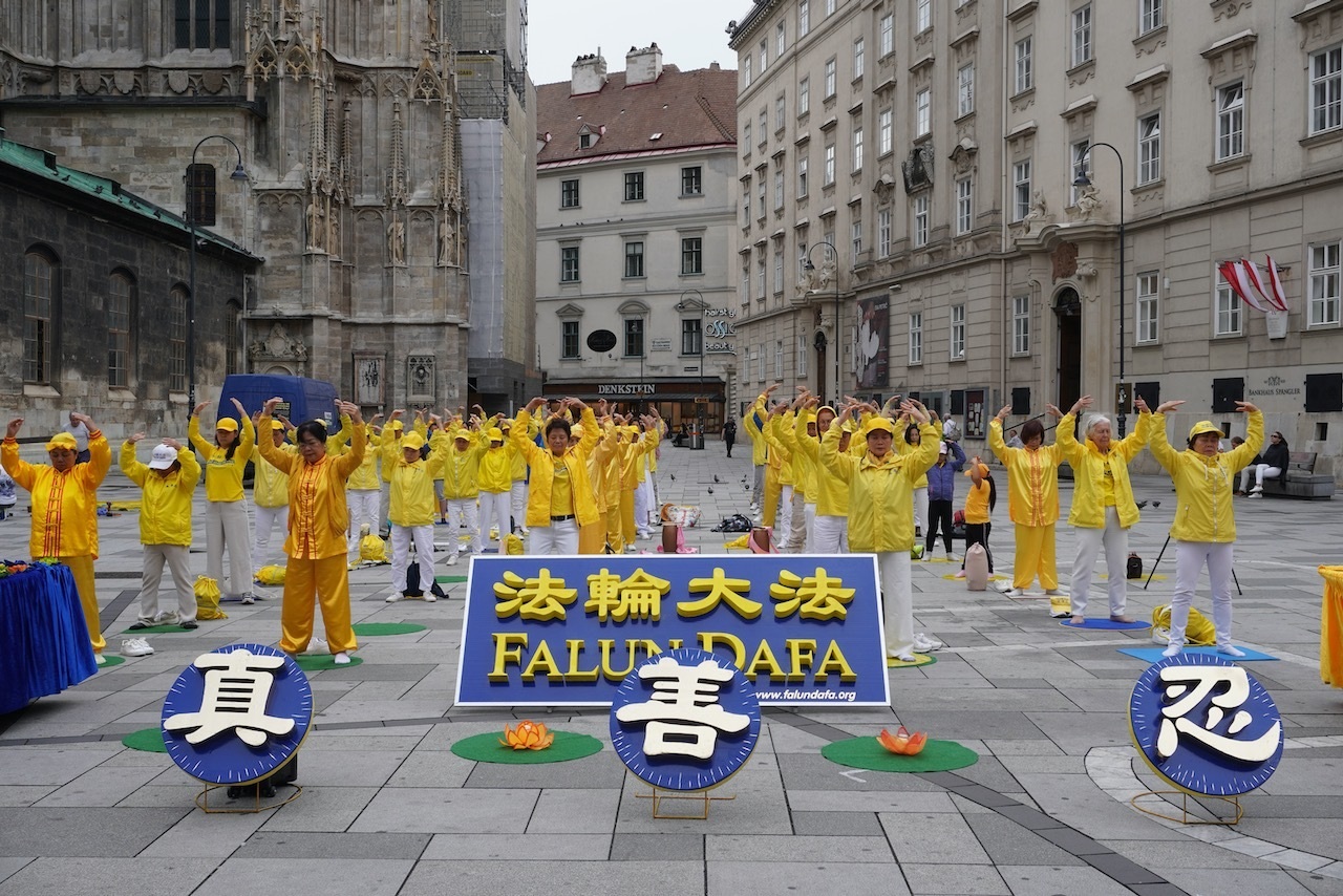 图1:法轮功学员在维也纳古城演示功法