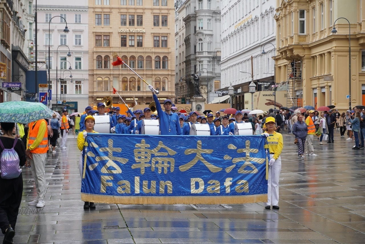 图2:天国乐团经过维也纳市中心