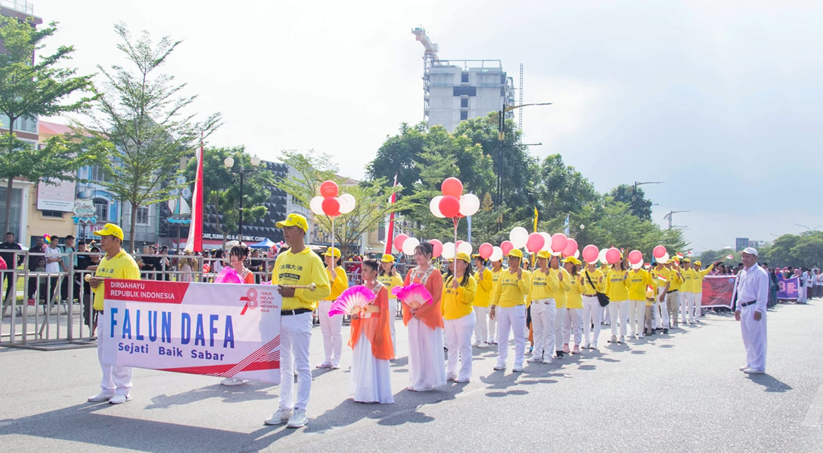 图1~2:法轮大法学员参与巴丹岛庆祝印度尼西亚第78周年国庆日的大游行