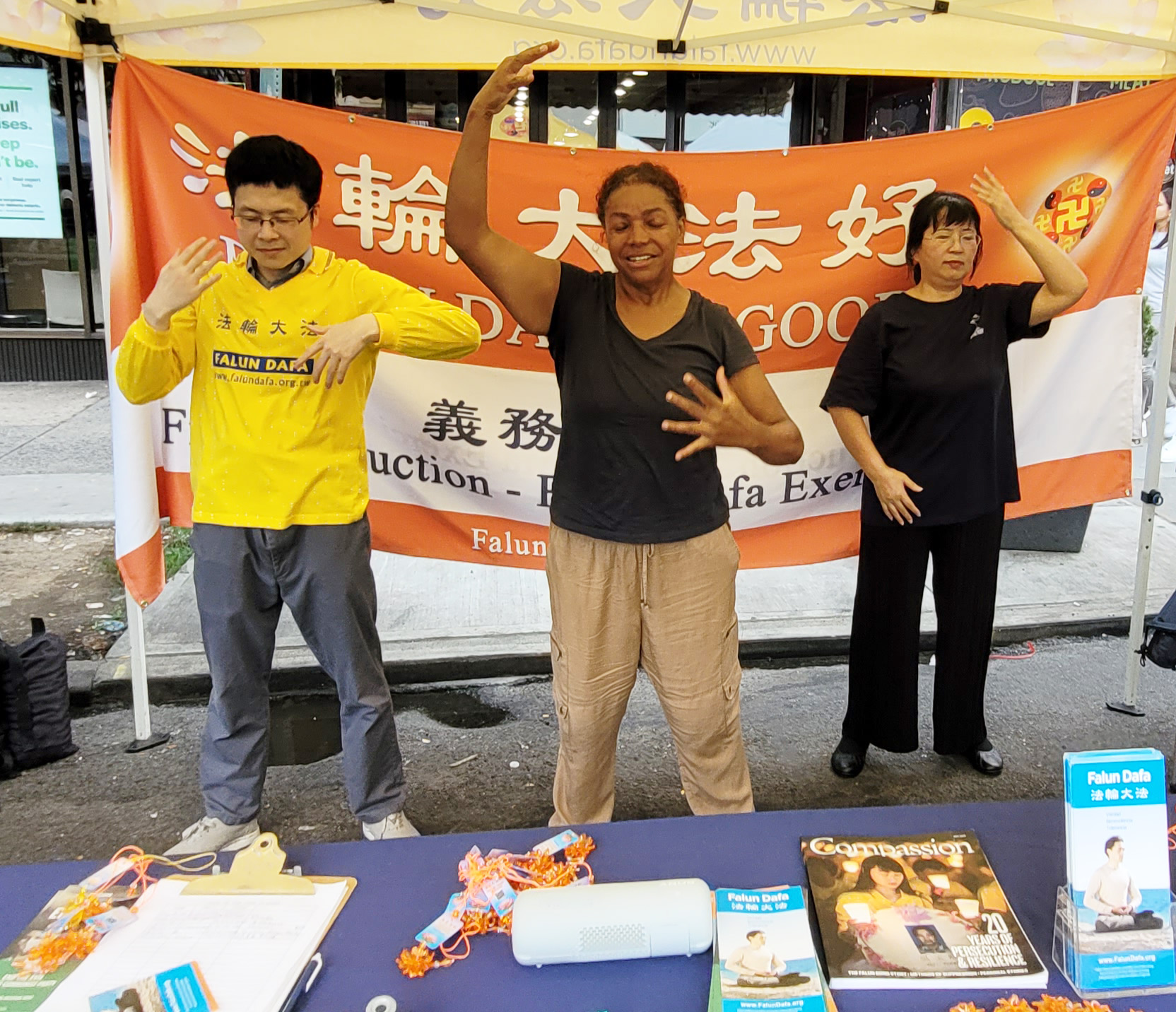 图1:人们学炼法轮功功法。
