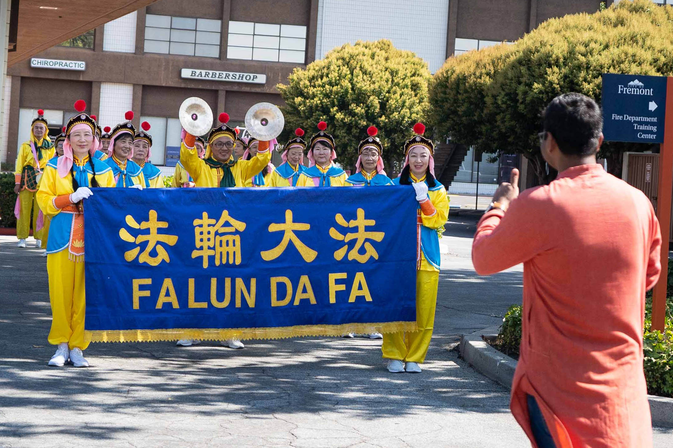 图11:电脑工程师苏尔布看到法轮功学员,竖起大拇指