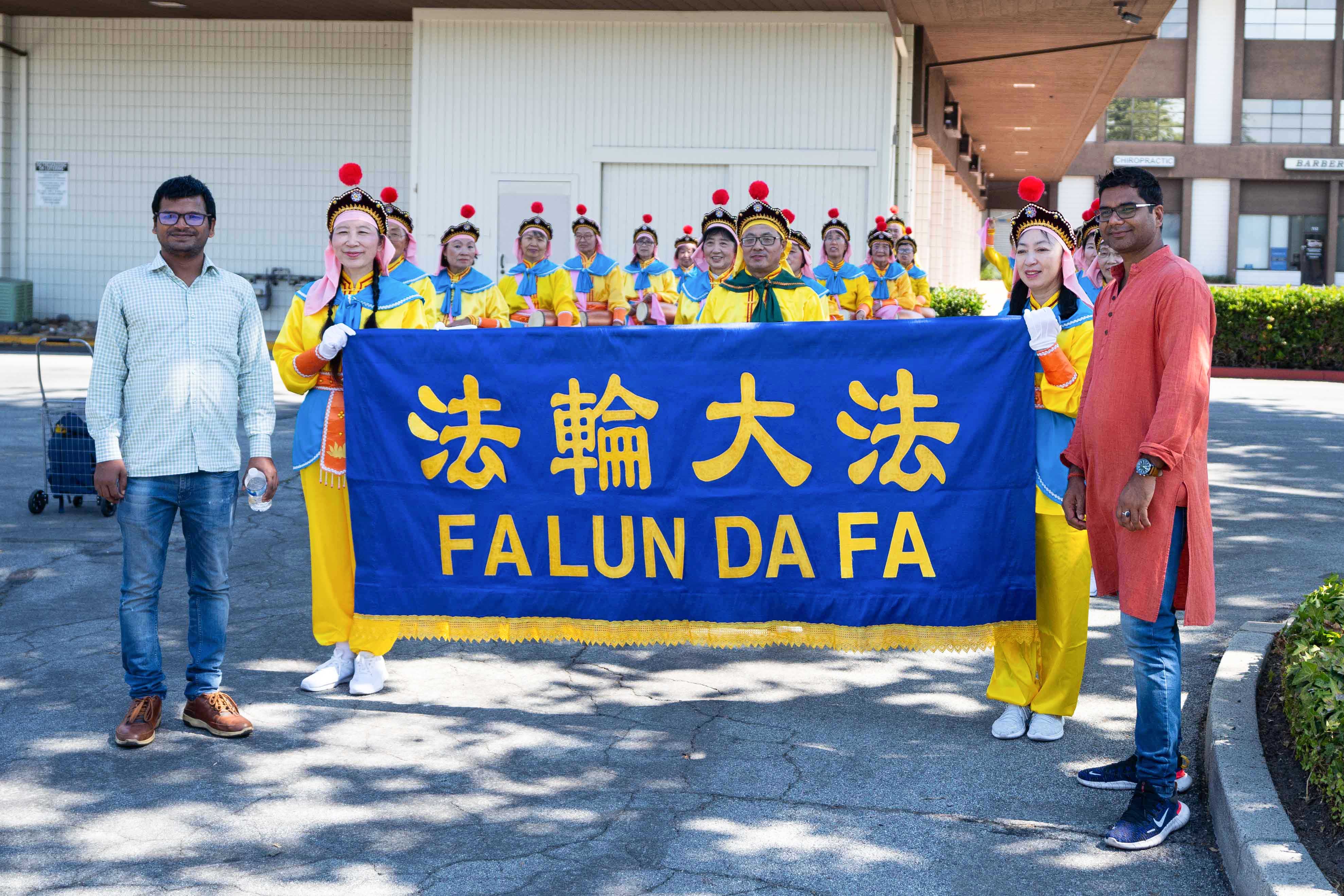 图12:苏尔布和弟弟拉克什与法轮功学员合影