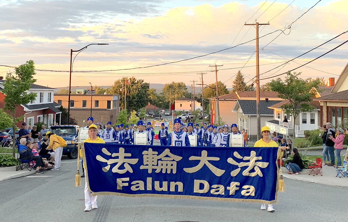 图2:八月十八日,魁北克部分法轮功学员参加魁北克乡村索尔斯山谷(Val des Sources)举行的美食节游行。
