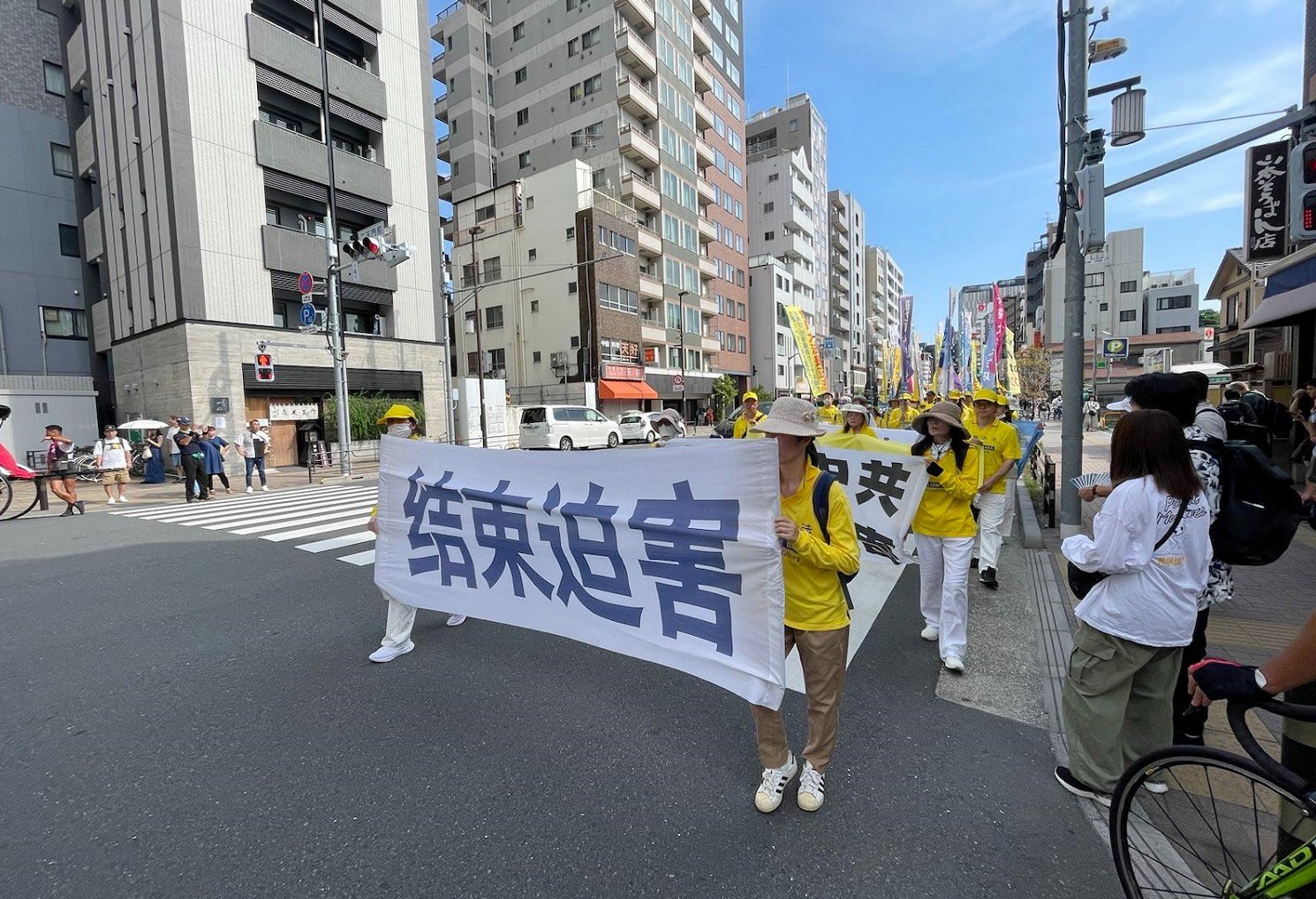 图1~5:日本法轮功学员二零二三年八月二十日在繁华的浅草市街行进的游行队伍。
