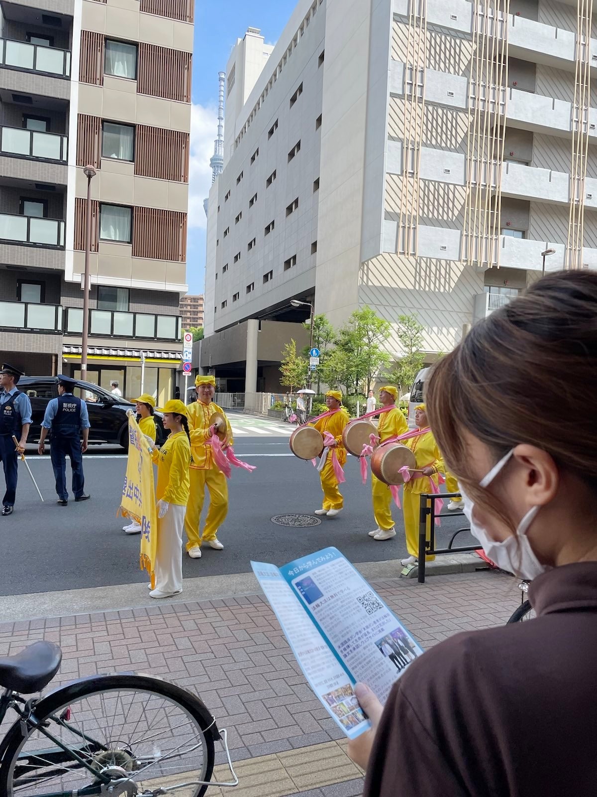 图7:阅读资料的荒井女士