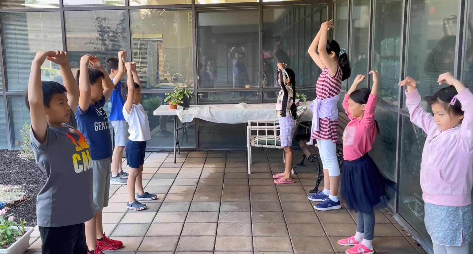 图1:小朋友在炼功。