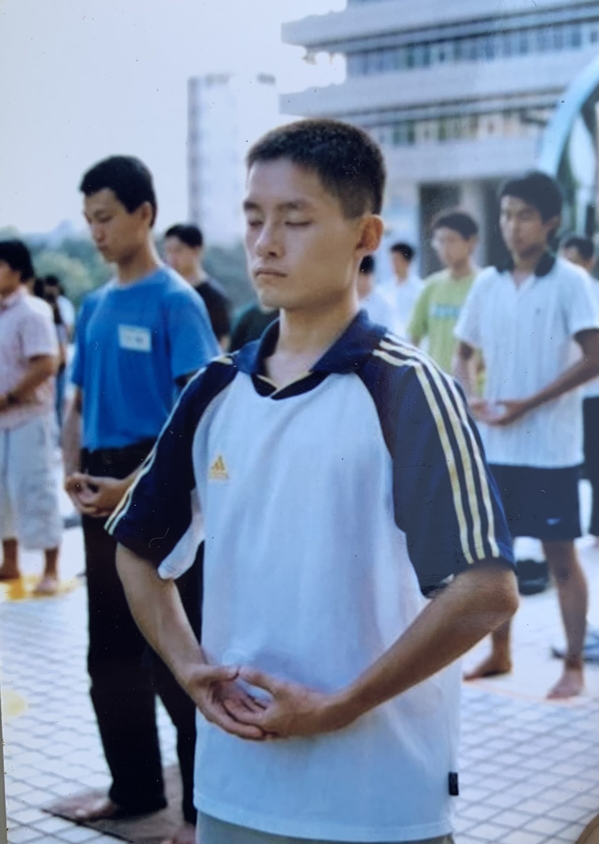图2:大学时代的健豪在炼功。