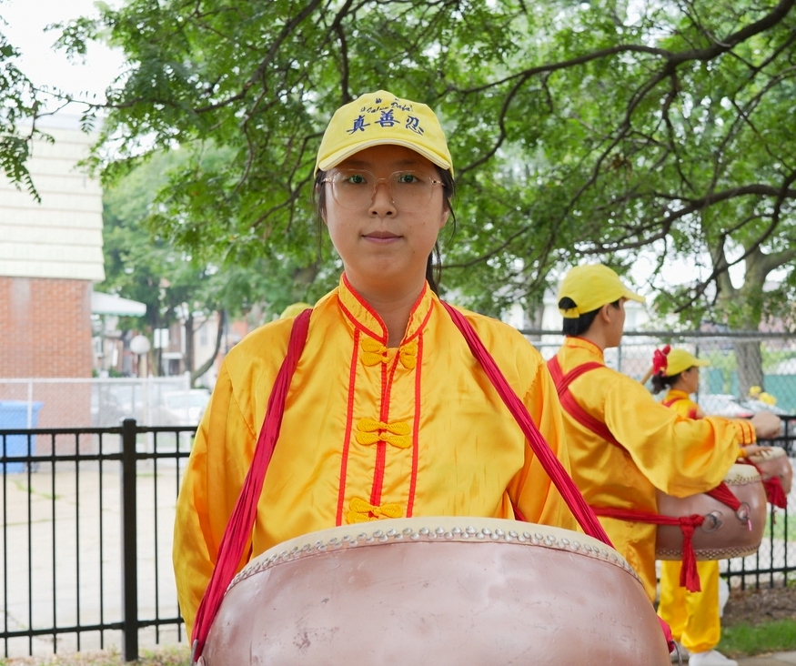 图9:印第安纳州的法轮功学员南希参加了芝加哥中国城大游行的唐鼓方阵。