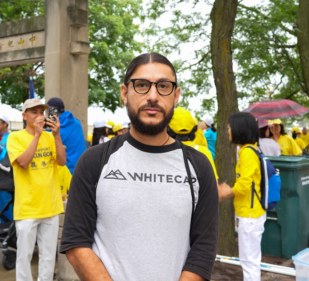 图10:约书亚·桑切斯 (Joshua Sanchez) 从科罗拉多州驱车十四小时来参加法轮功学员在芝加哥中国城游行。