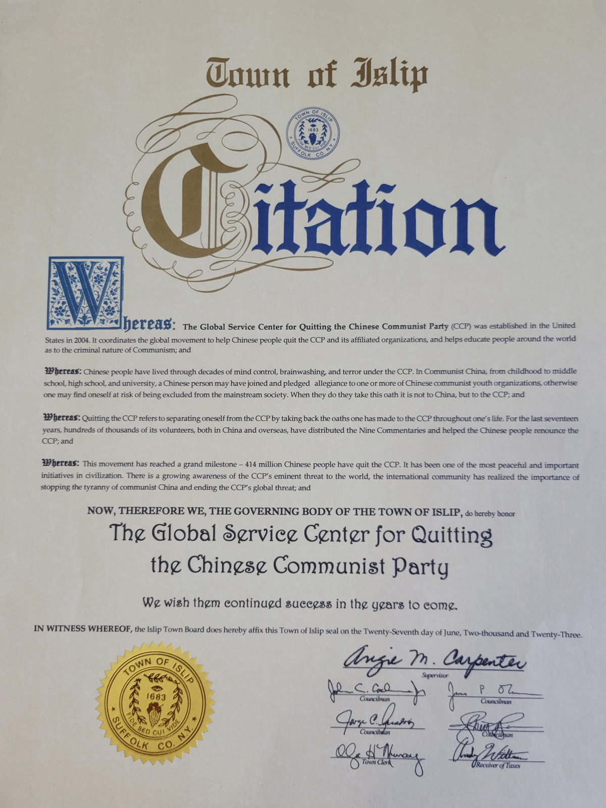 图3:苏福克县艾斯利普镇(Town of Islip)镇长卡彭特(Angie M.Carpenter)及镇立法机构全体成员签发褒奖令,褒奖全球退党中心。