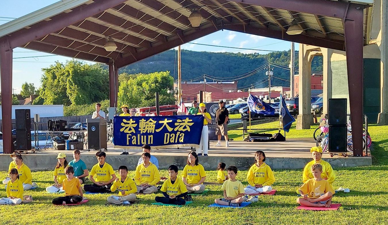 '图1~2:二零二三年八月一日,纽约部份法轮功学员参加 “全美打击犯罪夜”(National Night Out)的活动,向社区居民演示五套功法,传递法轮大法的美好。'