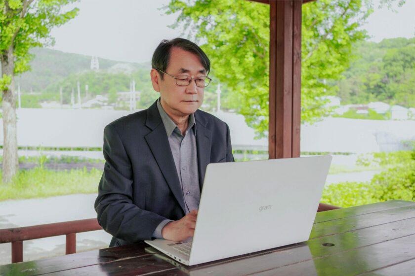 图1:作为前媒体人士, 李庆灿在二零一九年退休后,在网络自媒体及干淨世界上开设了频道。