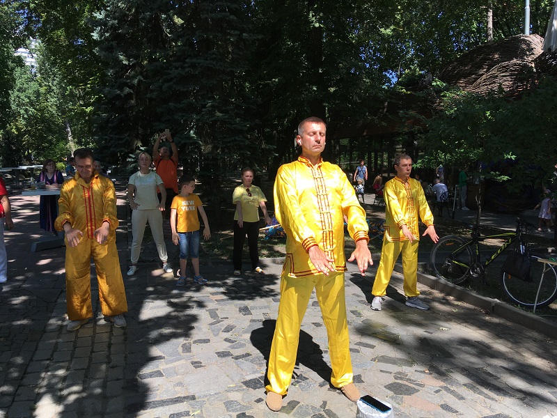 图1:学员展示法轮大法功法