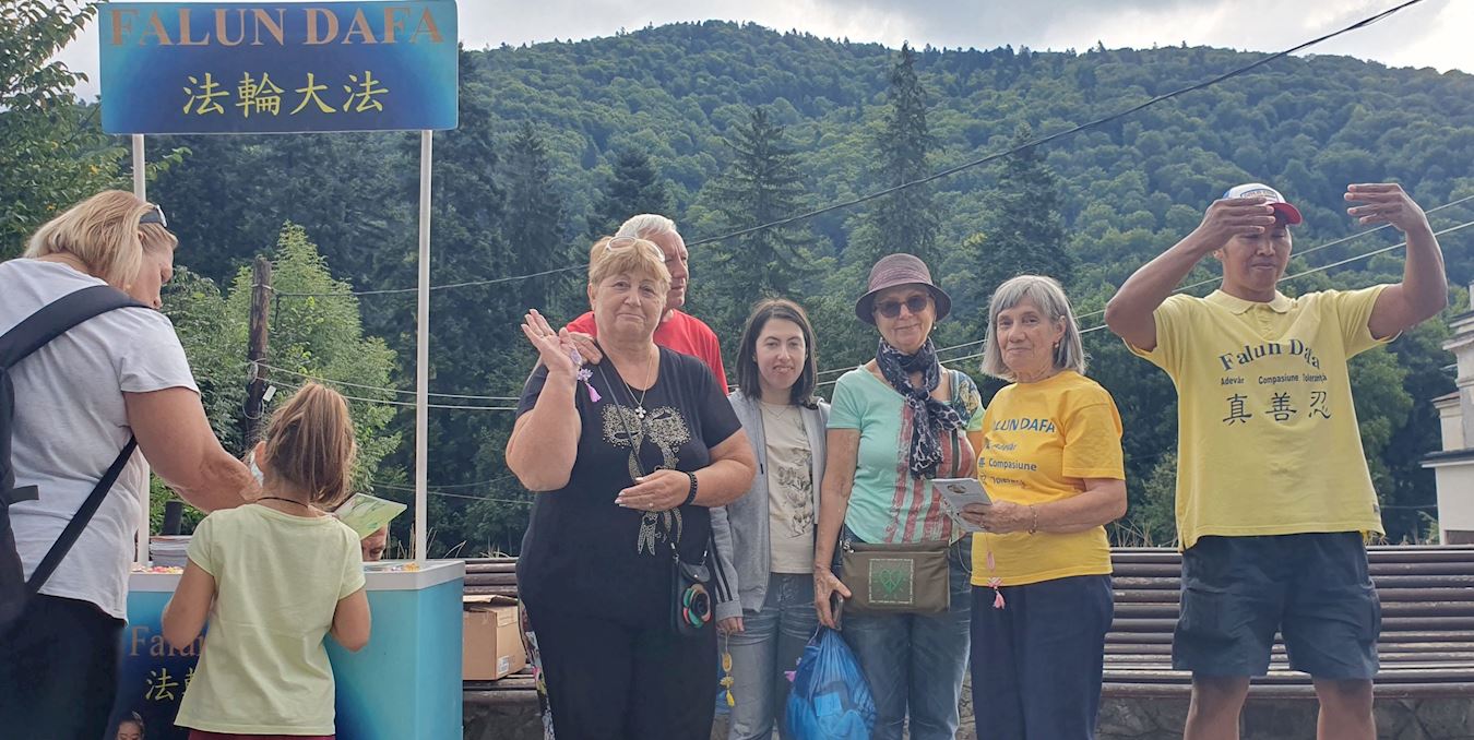 '图1:二零二三年九月二日,来自罗马尼亚的部份法轮功学员在锡纳亚(Sinaia)举办了信息日活动,人们欣喜了解法轮功及其真相。'
