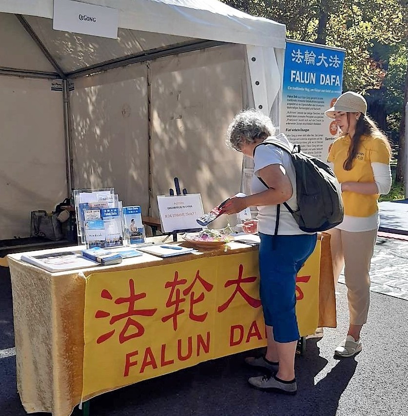 图5:一位游客为反迫害签名