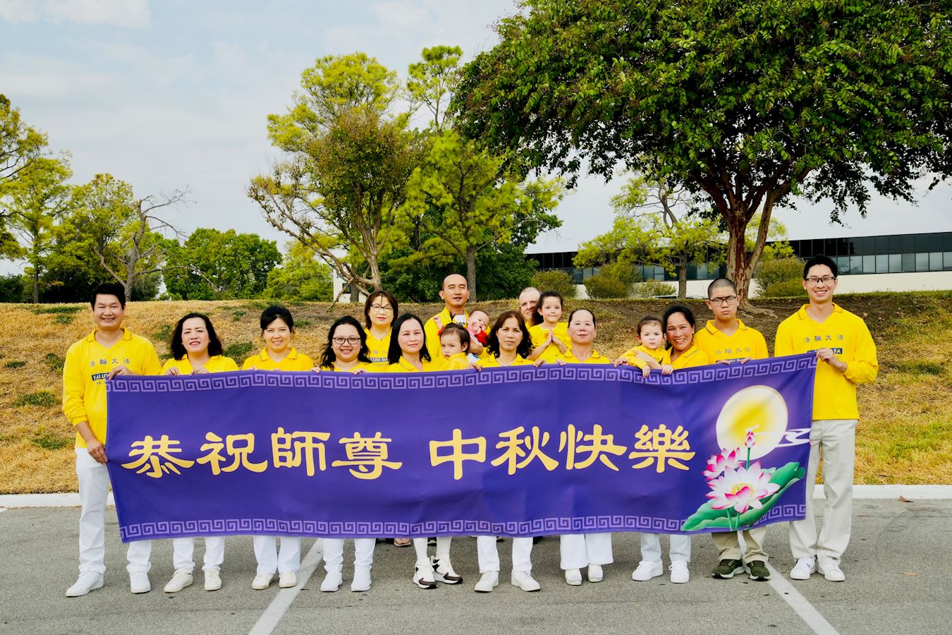 '图2:休斯顿越南裔学员们感恩师尊洪传大法。'