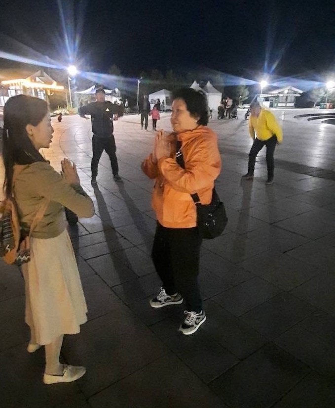 图12~13:华灯初上馀意未尽的民众仍不愿离去