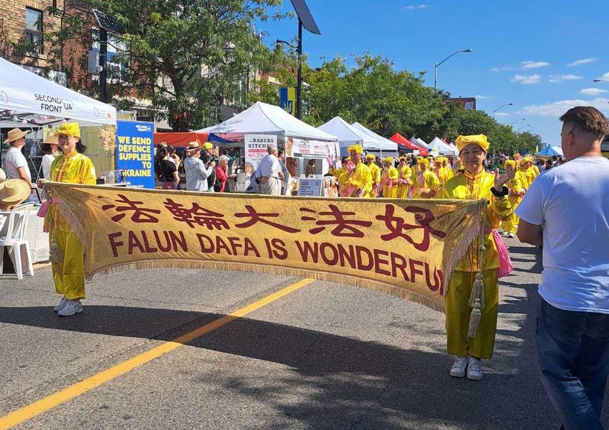 图1:游行时,腰鼓队在街头向人们展示来自中国的传统文化