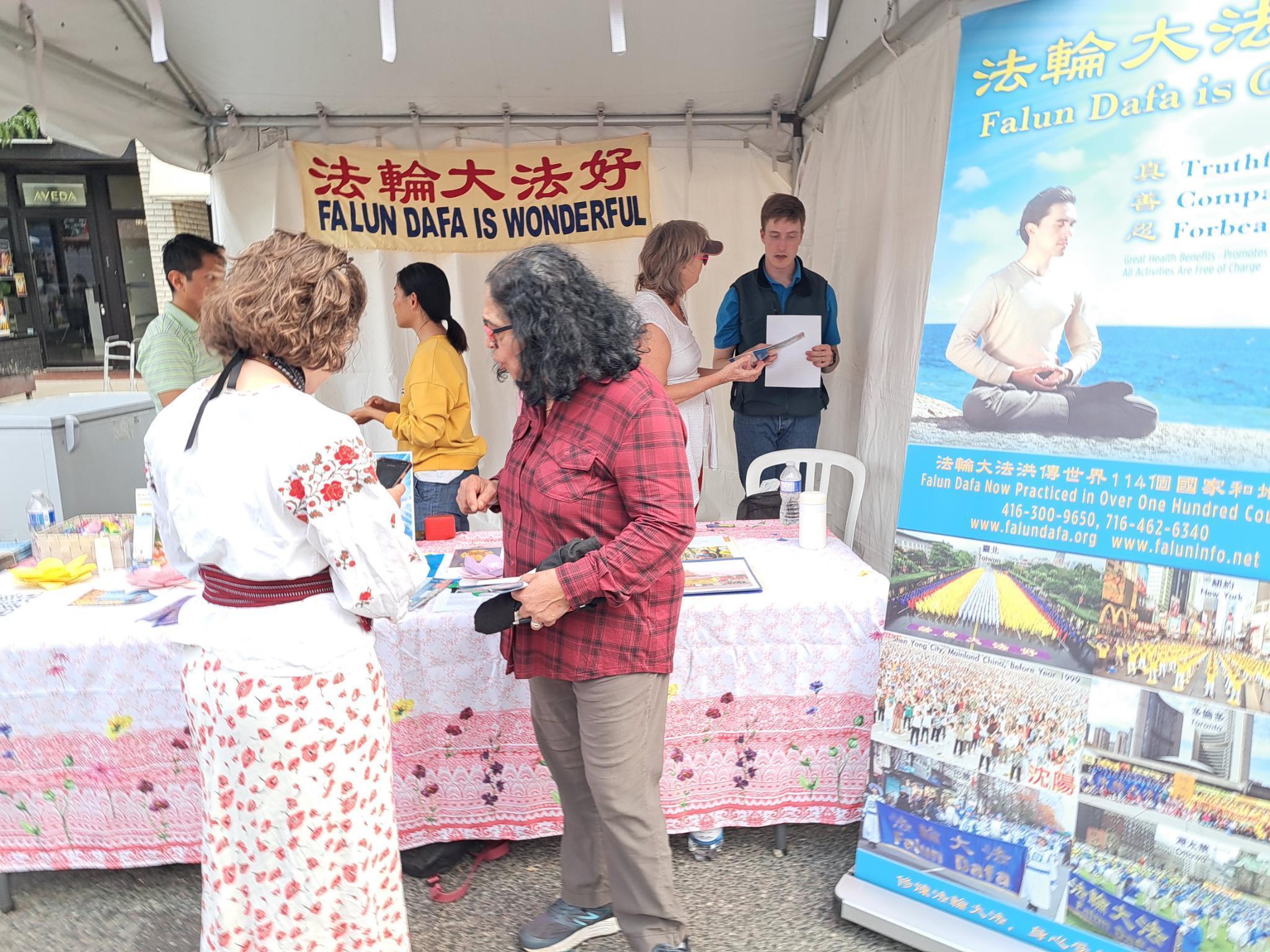 图2~4:人们来法轮大法展位了解功法
