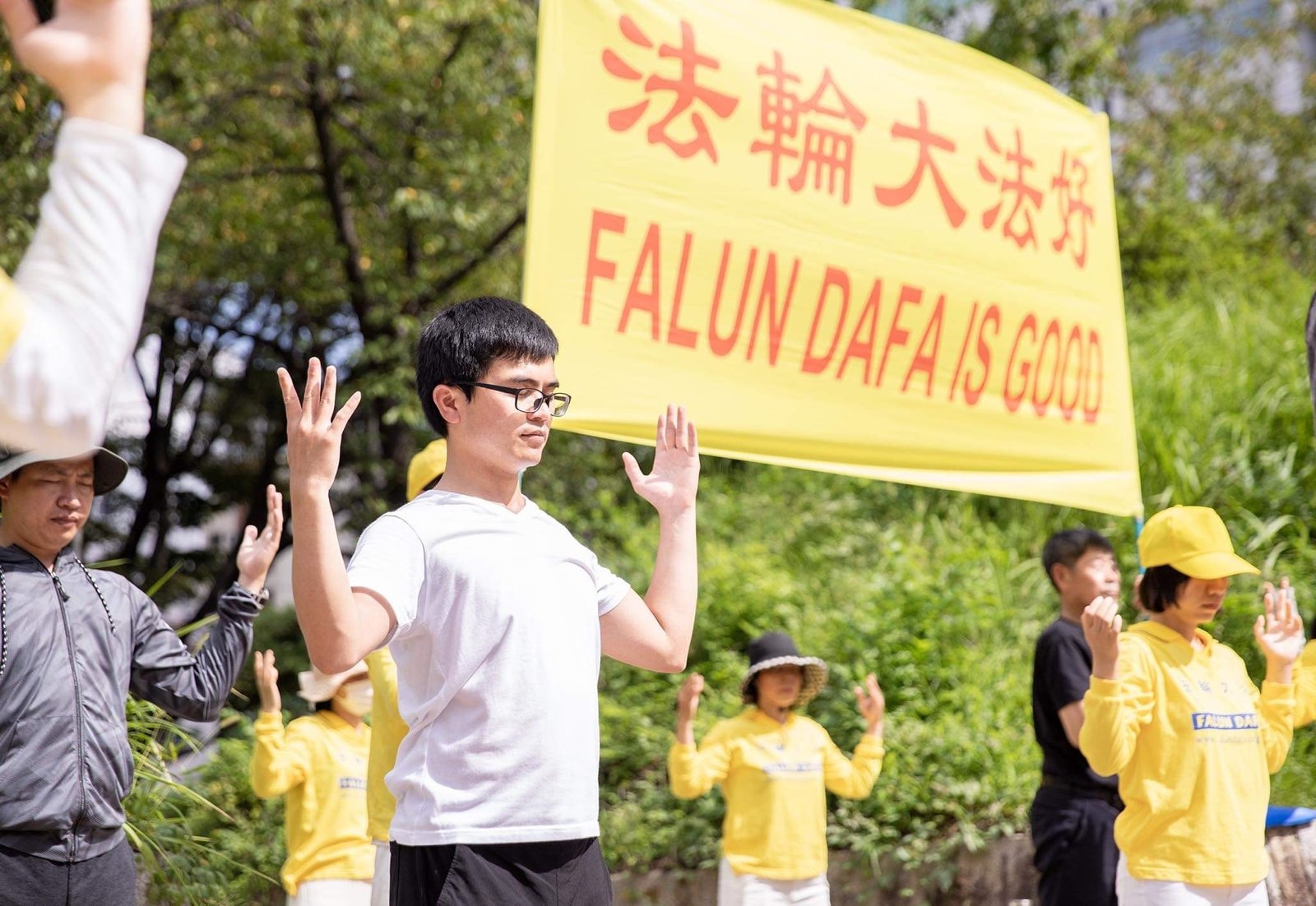 图1~3:二零二三年九月十七日,法轮功学员们在荣公园集体炼功。