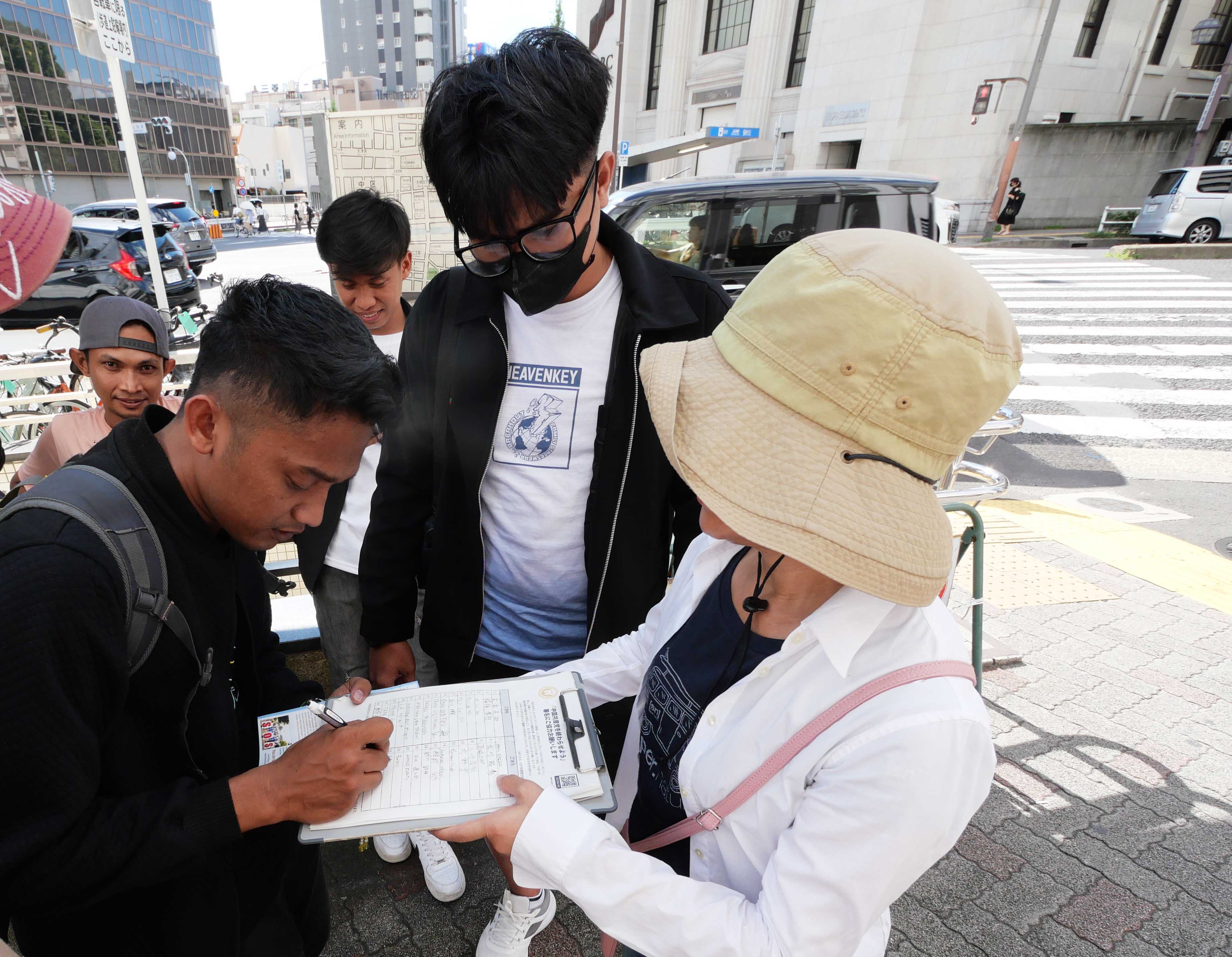 图13:印度尼西亚的HASRFI先生说:“法轮功学员的游行非常棒!”并签名支持反迫害。