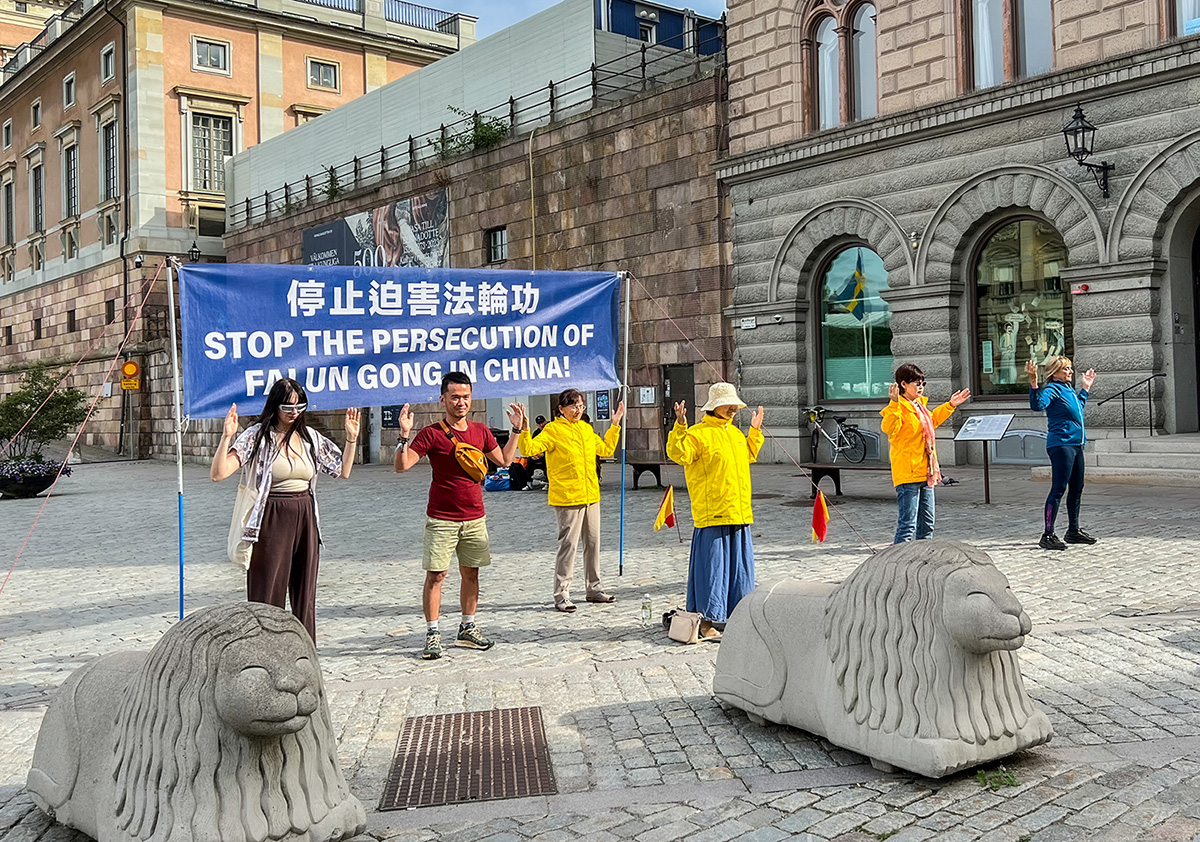 图8:来自英国的两位年轻人(右一、二)很想尝试法轮功,于是走进炼功场和学员们一起炼法轮功的第二套功法。