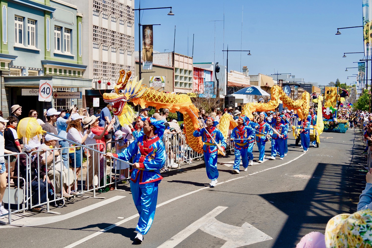 图1~8:二零二三年九月十六日,法轮功学员参加图文巴第七十四届花卉嘉年华的花车游行,受到主办方和观众热烈欢迎和喜爱。