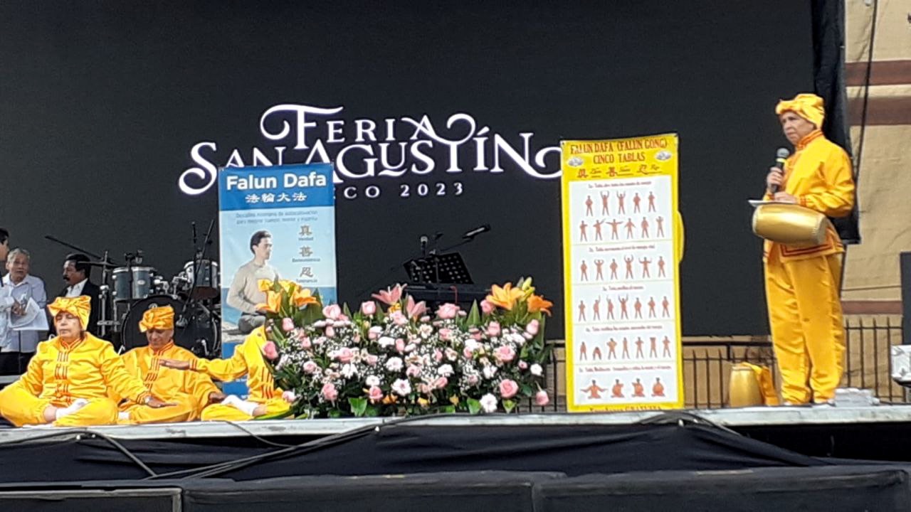 图3:在舞台上,学员们演示功法时,一学员在旁讲解。