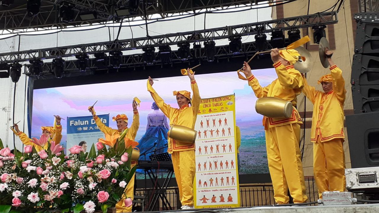 图5:法轮功学员组成的腰鼓队在一年一度的特拉斯科博览会上表演。