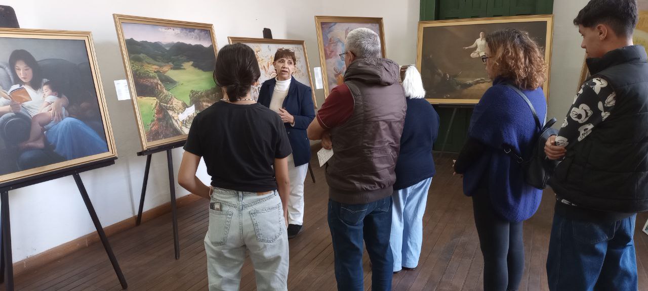 图4:二零二三年八月,特拉斯卡拉州特拉斯科市举办“真善忍美展”,观众倾听学员的讲解。