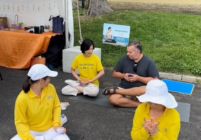 图2:图中的这位男士正在学法轮功第五套功法。