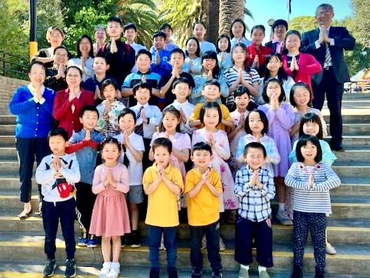 '图1:悉尼明慧学校大法小弟子们和老师、家长一起拍照恭祝师尊中秋快乐。'