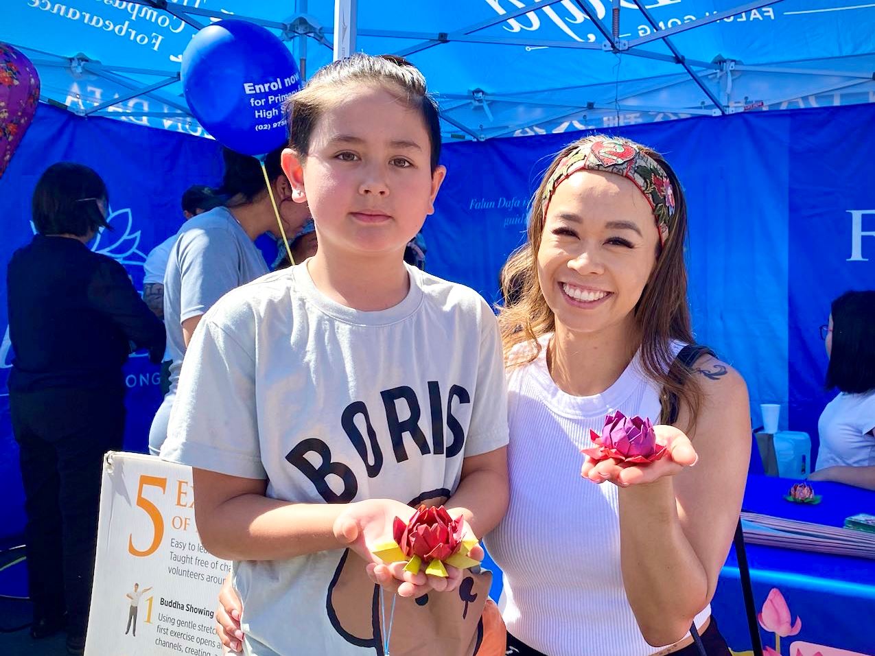 '图8:扎丽塔(Zarita Heng)和她的儿子,她觉得真、善、忍的普世价值是很好的理念。'