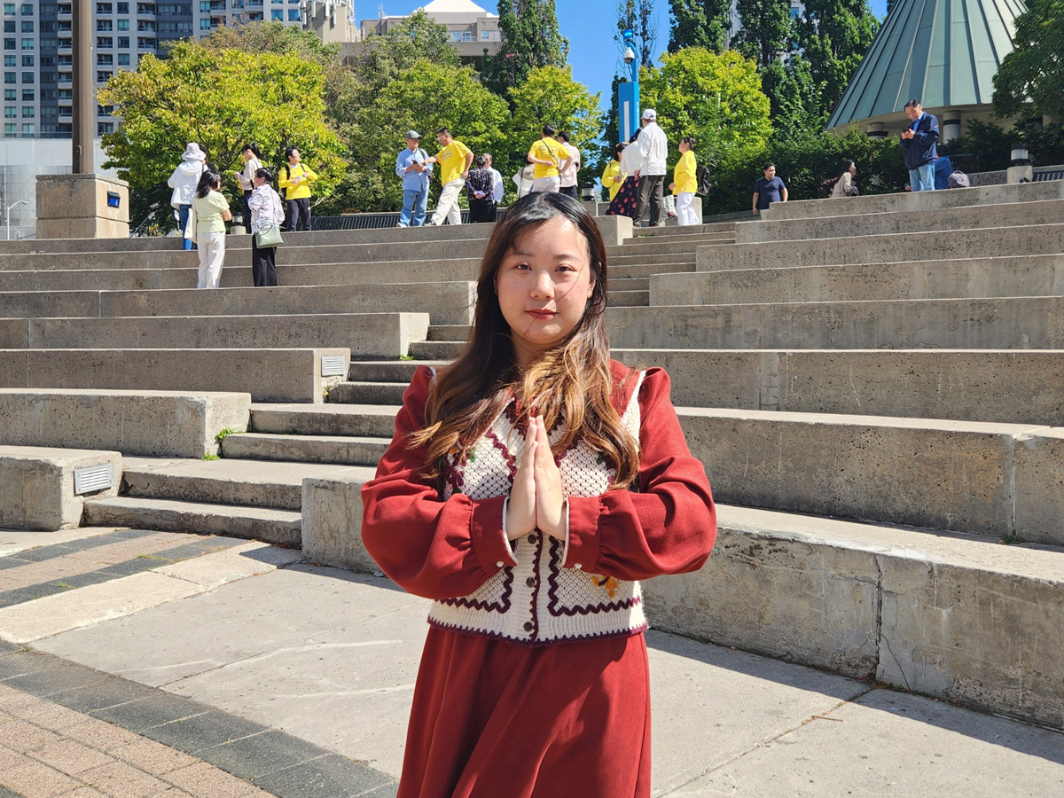 图2:青年大法弟子史黛西(Stacy)恭祝师父中秋快乐!