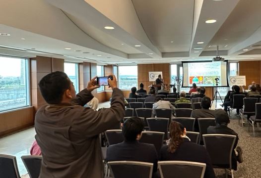 '图3~4:与会者用手机拍下屏幕上的真相信息。'