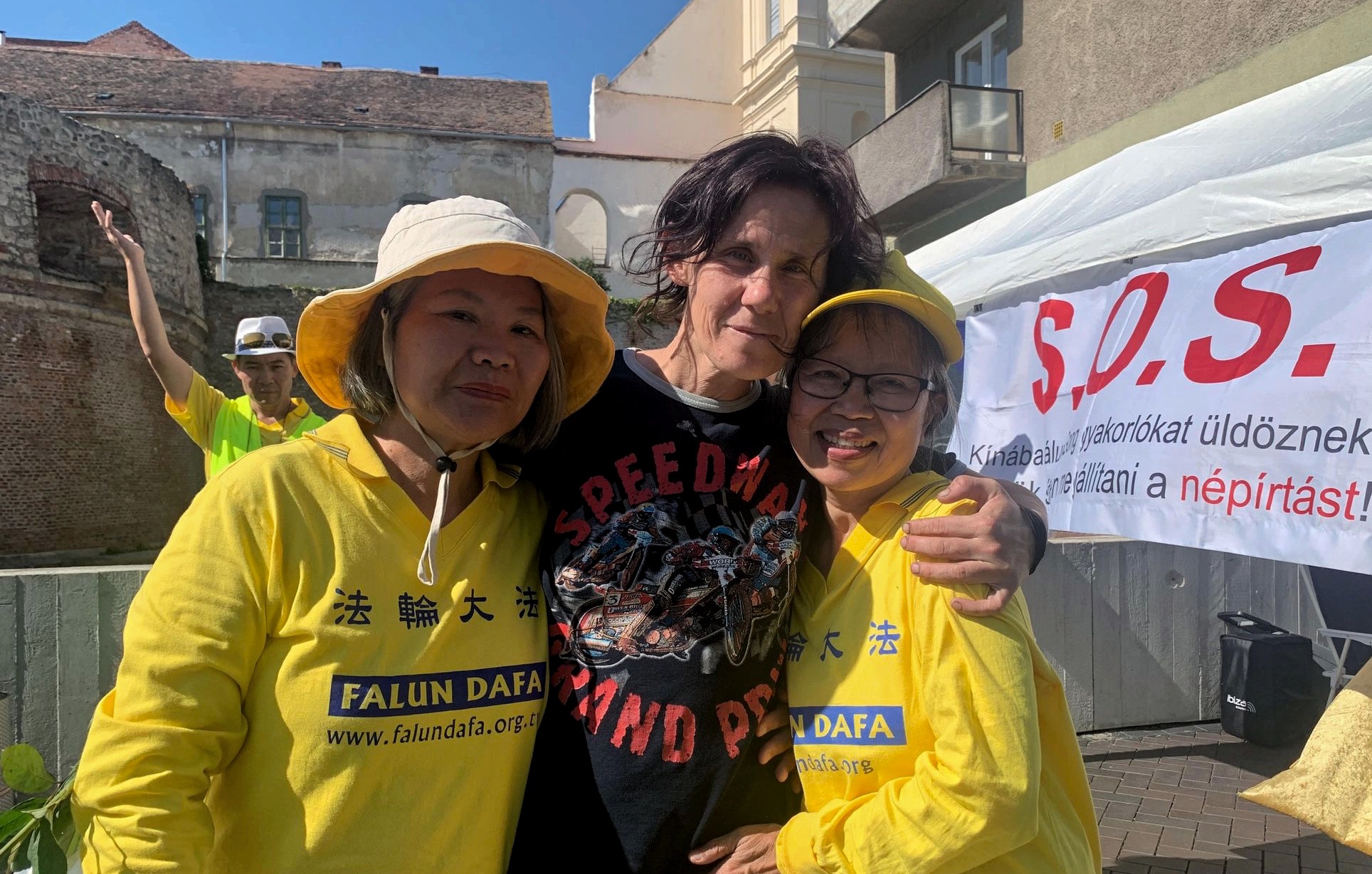 图6:一位女士(中)在了解法轮大法后,与学员们合影。她说道:“这是我过的最高兴的一个生日!”