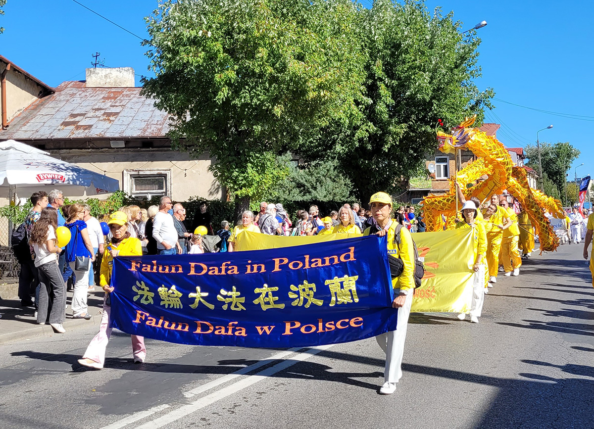 图4~10:二零二三年九月十六日,法轮功学员在波兰斯基尔涅维维采(Skierniewice)市参加第46届“鲜花水果蔬菜”丰收节大游行,受到现场观众的热烈欢迎