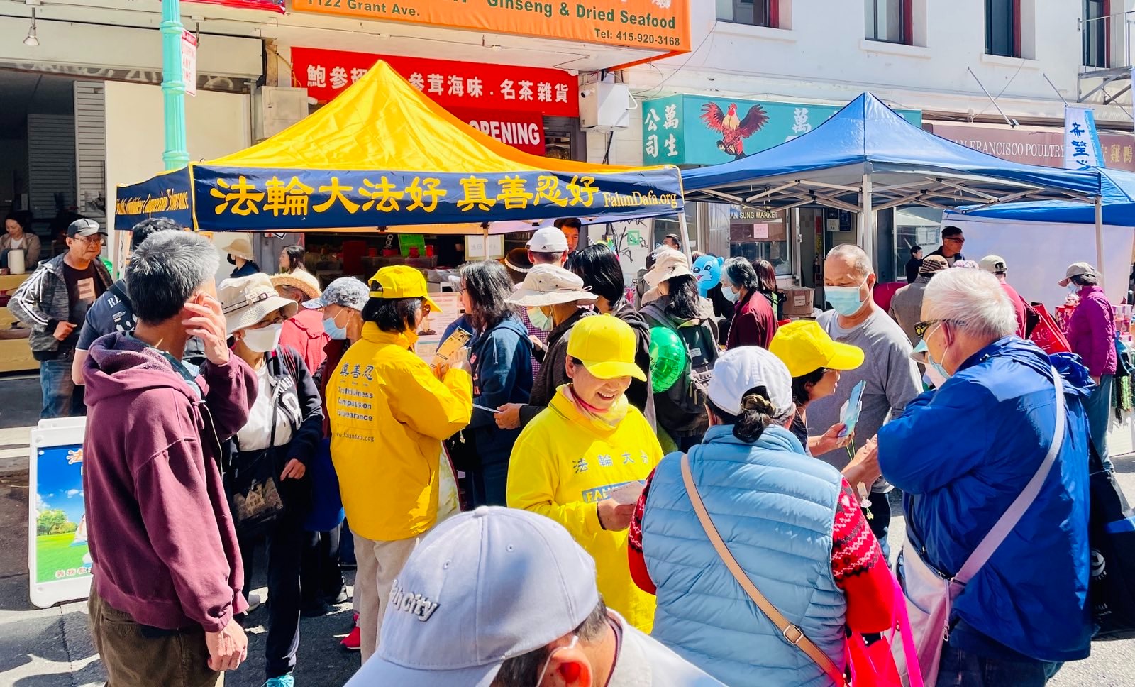 图1:二零二三年九月二十三日和二十四日,法轮功学员在旧金山中国城中秋街会中设立摊位,传播法轮功真相及帮助中国人三退。