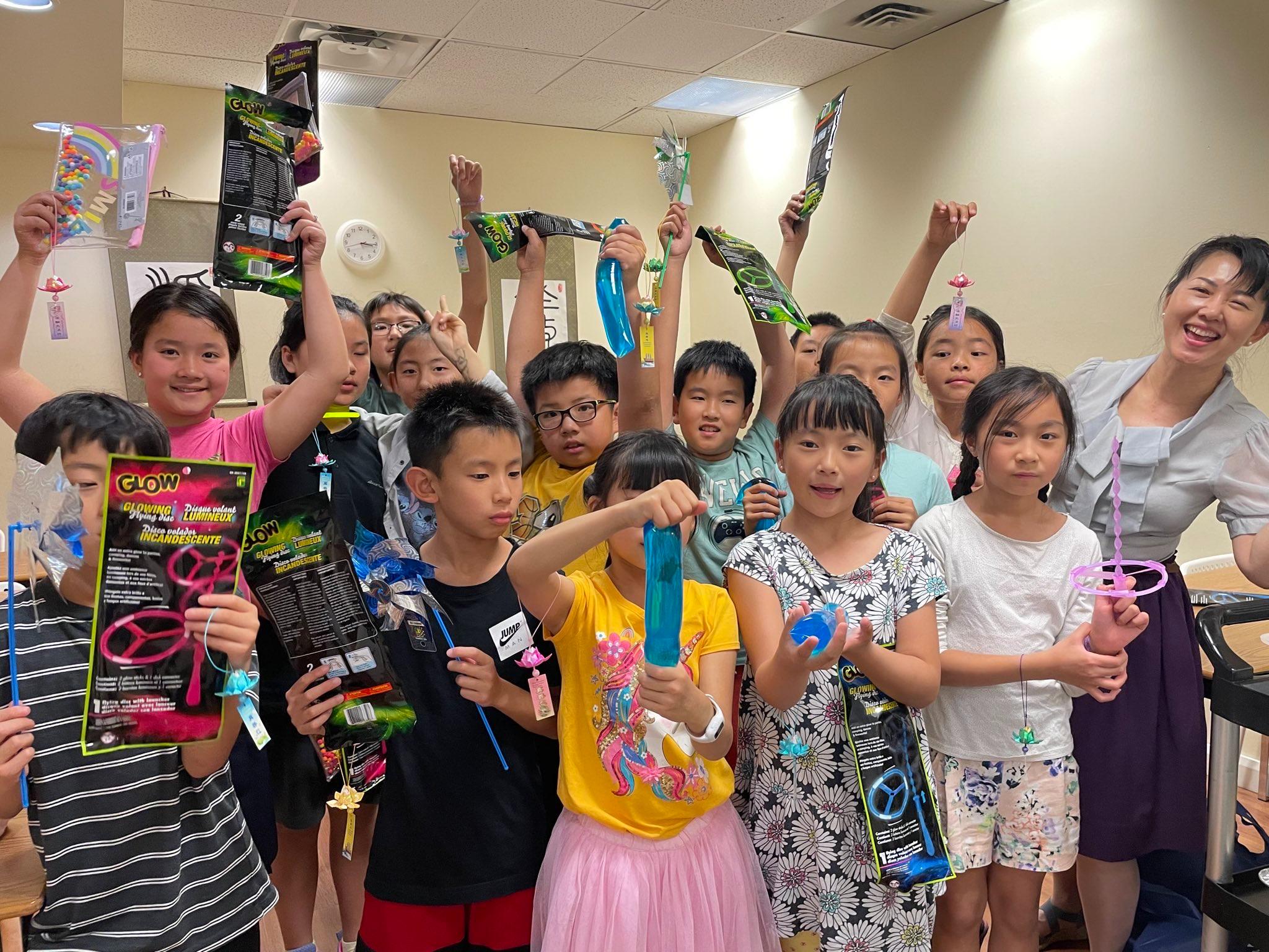 图6:明慧学校夏令营的孩子们开心地和安琪拉老师(右一)合影