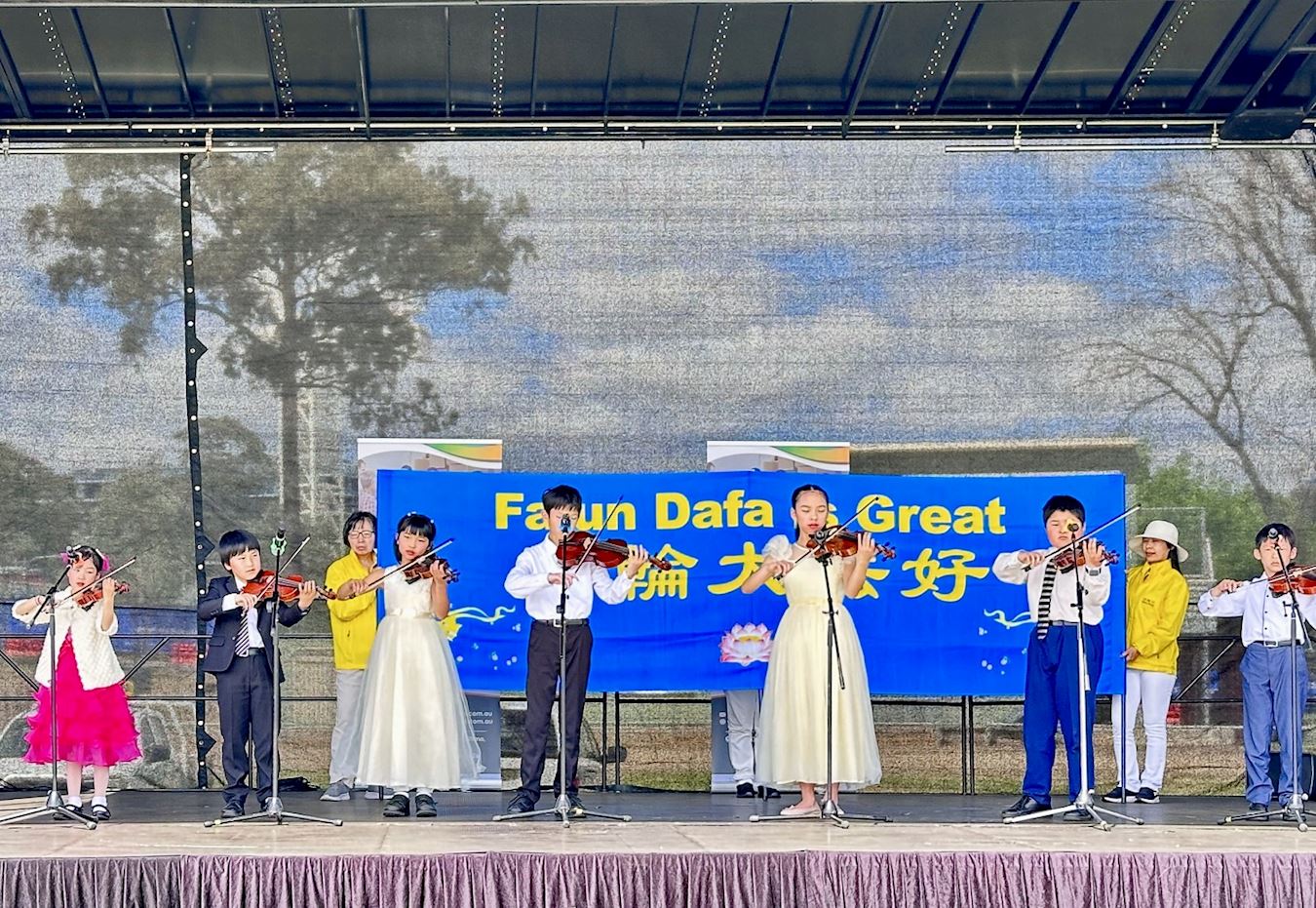 '图1~6:二零二三年九月二十四日,法轮功学员在悉尼城堡山游乐场展览会的舞台上向观众演示了五套功法以及传统舞蹈和音乐表演。'