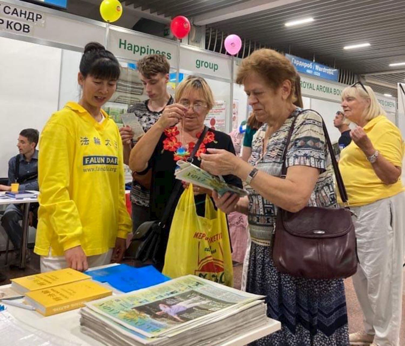 '图2:法轮功学员在基辅的健康展览会上向人们介绍法轮功。'