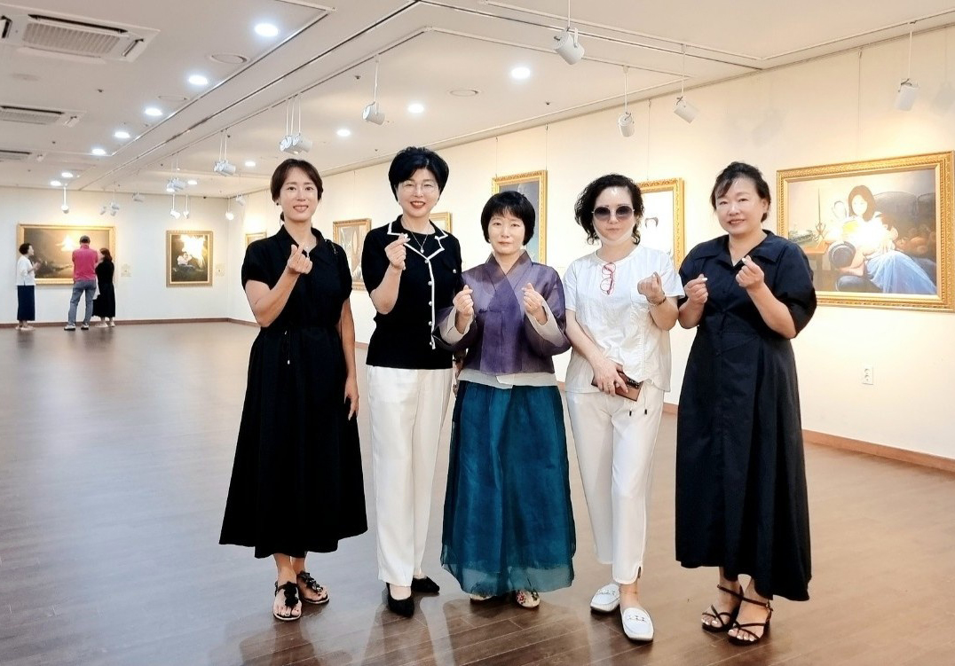 图5:参观完美术展后,韩日狮子会的会长及会员们合影留念。