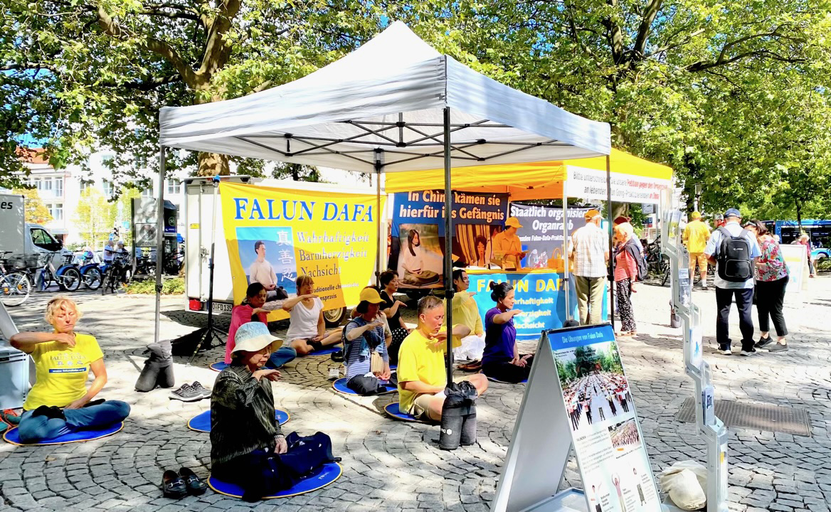 图1:二零二三年九月三日,法轮功学员在慕尼黑红十字广场(Rotkreuzplatz)举办了信息日活动。