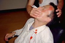 '酷刑演示:两根点燃的香烟同时插入鼻孔,把嘴捂住'