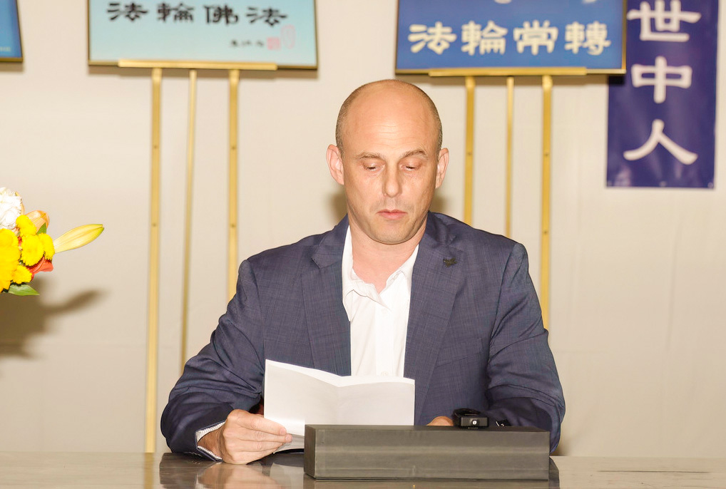 图1~3:二零二三年佛罗里达法轮大法修炼心得交流会于九月二日在奥兰多的希尔顿(Sheraton)的会议厅隆重举行。图为学员在交流修炼心得体会。