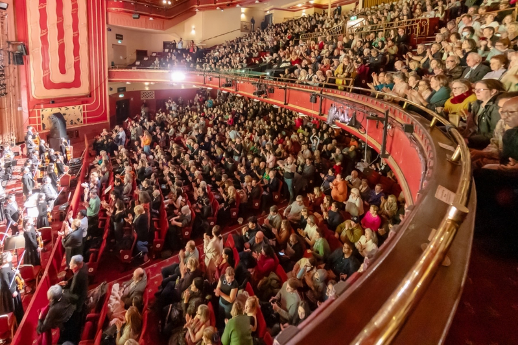 图1:二零二四年一月六日晚,在英国牛津的新剧院(New Theatre),美国神韵新纪元艺术团的第四场演出圆满落幕。现场观众陶醉不已,神韵艺术家四次谢幕。(大纪元)