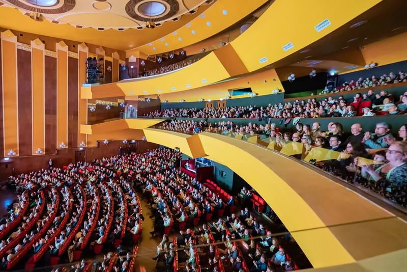 图2:二零二四年一月五日晚,美国神韵环球艺术团在意大利撒丁岛首府卡利亚里市的诗情剧场(Teatro Lirico)上演了第三场演出,也是本演季在当地的最后一场神韵演出。观众从撒丁岛各地慕名而来,三场演出皆一票难求,每场演出结束后,神韵艺术家都三次谢幕。(大纪元)