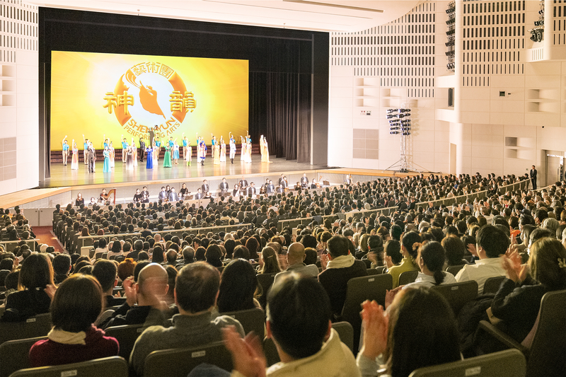 图3:二零二四年一月六日,美国神韵纽约艺术团在日本埼玉市的大宫索尼克城(Omiya Sonic City)的第一场演出爆满。有观众表示,演出展现的神传文化内涵深远,深感人类急需成为有道德的人,否则将没有出路。(大纪元)