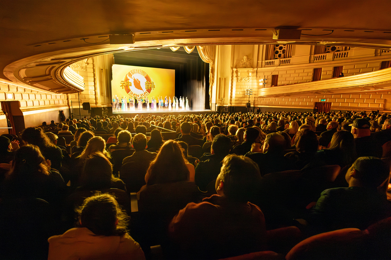 图4:二零二四年一月四日至七日,美国神韵世界艺术团在旧金山歌剧院(War Memorial Opera House)连演四场,吸引当地各界主流观众前来观赏。图为一月六日下午演出的现场盛况。(大纪元)